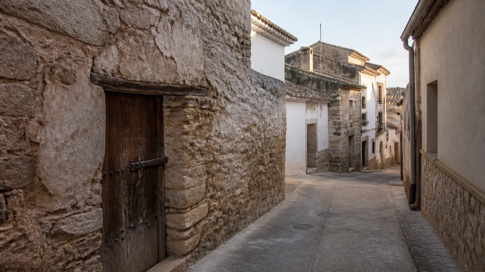 Calle de pueblo en el interior de Valencia, con puerta de madera y cerradura antigua