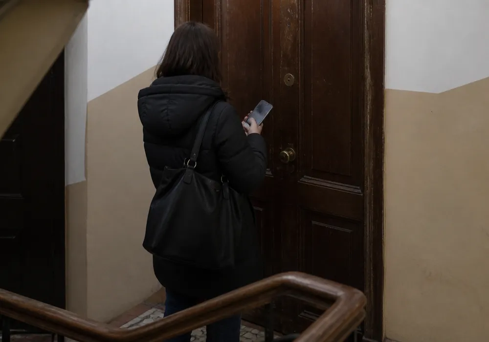 Persona avisando a un cerrajero urgente desde una puerta cerrada en Valencia