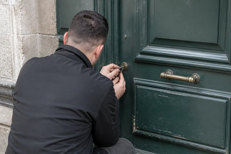Apertura de puerta de vivienda en Valencia sin dañar el marco