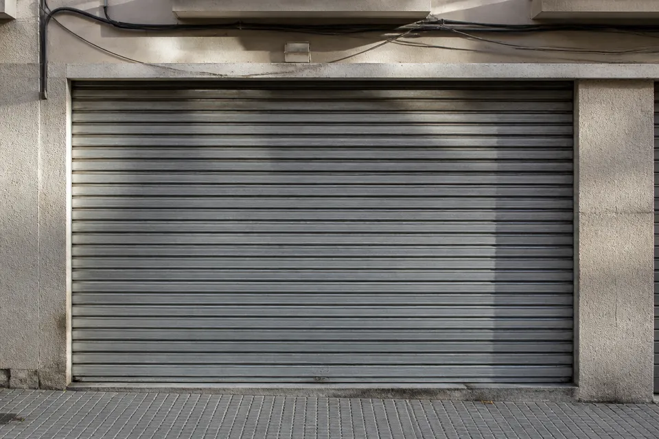 Persiana metálica de local comercial instalada en Valencia